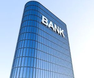 คริปโทเคอร์เรนซีมอบผลตอบแทนสูงและมีอิสรภาพทางการเงินที่มากขึ้นผ่านการกระจายอำนาจในตลาดที่เปิดตลอด 24 ชั่วโมงทุกวัน อย่างไรก็ตาม คริปโทเคอร์เรนซีถือเป็นสินทรัพย์ที่มีความเสี่ยงสูงเนื่องจากความผันผวนอย่างรุนแรงและการขาดกฎระเบียบ ความเสี่ยงหลักๆ ได้แก่ การขาดทุนอย่างรวดเร็วและความล้มเหลวด้านความปลอดภัยทางไซเบอร์ กุญแจสู่ความสำเร็จคือการลงทุนด้วยกลยุทธ์ที่ชัดเจนและเงินทุนที่ไม่กระทบต่อความมั่นคงทางการเงินของคุณ