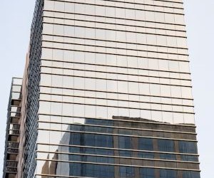 หุ้นมีศักยภาพในการเติบโตในระยะยาวและรายได้จากเงินปันผลโดยการลงทุนในบริษัทที่สร้างมูลค่าในระยะยาว แต่ก็มีความเสี่ยงอย่างมากเนื่องมาจากความผันผวนของตลาด วัฏจักรเศรษฐกิจ และเหตุการณ์เฉพาะของบริษัท ดังนั้นสิ่งสำคัญคือการลงทุนด้วยกลยุทธ์ที่ชัดเจน การกระจายความเสี่ยงที่เหมาะสม และด้วยเงินทุนที่ไม่กระทบต่อเสถียรภาพทางการเงินของคุณเท่านั้น