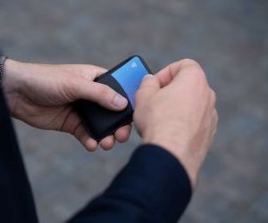 คริปโทเคอร์เรนซีมอบผลตอบแทนสูงและมีอิสรภาพทางการเงินที่มากขึ้นผ่านการกระจายอำนาจในตลาดที่เปิดตลอด 24 ชั่วโมงทุกวัน อย่างไรก็ตาม คริปโทเคอร์เรนซีถือเป็นสินทรัพย์ที่มีความเสี่ยงสูงเนื่องจากความผันผวนอย่างรุนแรงและการขาดกฎระเบียบ ความเสี่ยงหลักๆ ได้แก่ การขาดทุนอย่างรวดเร็วและความล้มเหลวด้านความปลอดภัยทางไซเบอร์ กุญแจสู่ความสำเร็จคือการลงทุนด้วยกลยุทธ์ที่ชัดเจนและเงินทุนที่ไม่กระทบต่อความมั่นคงทางการเงินของคุณ