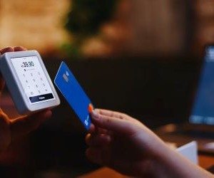 คริปโทเคอร์เรนซีมอบผลตอบแทนสูงและมีอิสรภาพทางการเงินที่มากขึ้นผ่านการกระจายอำนาจในตลาดที่เปิดตลอด 24 ชั่วโมงทุกวัน อย่างไรก็ตาม คริปโทเคอร์เรนซีถือเป็นสินทรัพย์ที่มีความเสี่ยงสูงเนื่องจากความผันผวนอย่างรุนแรงและการขาดกฎระเบียบ ความเสี่ยงหลักๆ ได้แก่ การขาดทุนอย่างรวดเร็วและความล้มเหลวด้านความปลอดภัยทางไซเบอร์ กุญแจสู่ความสำเร็จคือการลงทุนด้วยกลยุทธ์ที่ชัดเจนและเงินทุนที่ไม่กระทบต่อความมั่นคงทางการเงินของคุณ