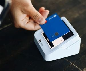 การลงทุนช่วยให้คุณสร้างความมั่งคั่งได้ในระยะยาว โดยการนำเงินไปลงทุนในสินทรัพย์ต่างๆ เช่น หุ้น พันธบัตร กองทุน อสังหาริมทรัพย์ และอื่นๆ อีกมากมาย แต่การลงทุนก็มีความเสี่ยงอยู่เสมอ ไม่ว่าจะเป็นความผันผวนของตลาด ความเสี่ยงในการสูญเสียเงินทุน และผลตอบแทนที่ลดลงจากภาวะเงินเฟ้อ สิ่งสำคัญคือการลงทุนด้วยกลยุทธ์ที่ชัดเจน การกระจายการลงทุนอย่างเหมาะสม และด้วยเงินทุนที่ไม่กระทบต่อเสถียรภาพทางการเงินของคุณ