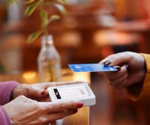 คริปโทเคอร์เรนซีมอบผลตอบแทนสูงและมีอิสรภาพทางการเงินที่มากขึ้นผ่านการกระจายอำนาจในตลาดที่เปิดตลอด 24 ชั่วโมงทุกวัน อย่างไรก็ตาม คริปโทเคอร์เรนซีถือเป็นสินทรัพย์ที่มีความเสี่ยงสูงเนื่องจากความผันผวนอย่างรุนแรงและการขาดกฎระเบียบ ความเสี่ยงหลักๆ ได้แก่ การขาดทุนอย่างรวดเร็วและความล้มเหลวด้านความปลอดภัยทางไซเบอร์ กุญแจสู่ความสำเร็จคือการลงทุนด้วยกลยุทธ์ที่ชัดเจนและเงินทุนที่ไม่กระทบต่อความมั่นคงทางการเงินของคุณ