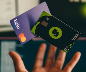 หุ้นมีศักยภาพในการเติบโตในระยะยาวและรายได้จากเงินปันผลโดยการลงทุนในบริษัทที่สร้างมูลค่าในระยะยาว แต่ก็มีความเสี่ยงอย่างมากเนื่องมาจากความผันผวนของตลาด วัฏจักรเศรษฐกิจ และเหตุการณ์เฉพาะของบริษัท ดังนั้นสิ่งสำคัญคือการลงทุนด้วยกลยุทธ์ที่ชัดเจน การกระจายความเสี่ยงที่เหมาะสม และด้วยเงินทุนที่ไม่กระทบต่อเสถียรภาพทางการเงินของคุณเท่านั้น