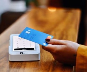 คริปโทเคอร์เรนซีมอบผลตอบแทนสูงและมีอิสรภาพทางการเงินที่มากขึ้นผ่านการกระจายอำนาจในตลาดที่เปิดตลอด 24 ชั่วโมงทุกวัน อย่างไรก็ตาม คริปโทเคอร์เรนซีถือเป็นสินทรัพย์ที่มีความเสี่ยงสูงเนื่องจากความผันผวนอย่างรุนแรงและการขาดกฎระเบียบ ความเสี่ยงหลักๆ ได้แก่ การขาดทุนอย่างรวดเร็วและความล้มเหลวด้านความปลอดภัยทางไซเบอร์ กุญแจสู่ความสำเร็จคือการลงทุนด้วยกลยุทธ์ที่ชัดเจนและเงินทุนที่ไม่กระทบต่อความมั่นคงทางการเงินของคุณ