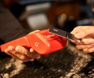 คริปโทเคอร์เรนซีมอบผลตอบแทนสูงและมีอิสรภาพทางการเงินที่มากขึ้นผ่านการกระจายอำนาจในตลาดที่เปิดตลอด 24 ชั่วโมงทุกวัน อย่างไรก็ตาม คริปโทเคอร์เรนซีถือเป็นสินทรัพย์ที่มีความเสี่ยงสูงเนื่องจากความผันผวนอย่างรุนแรงและการขาดกฎระเบียบ ความเสี่ยงหลักๆ ได้แก่ การขาดทุนอย่างรวดเร็วและความล้มเหลวด้านความปลอดภัยทางไซเบอร์ กุญแจสู่ความสำเร็จคือการลงทุนด้วยกลยุทธ์ที่ชัดเจนและเงินทุนที่ไม่กระทบต่อความมั่นคงทางการเงินของคุณ