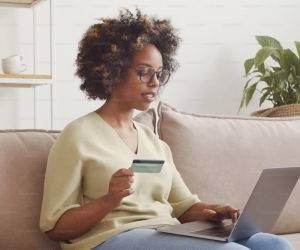 สินค้าโภคภัณฑ์ เช่น ทองคำ น้ำมัน ผลิตภัณฑ์ทางการเกษตร และโลหะอุตสาหกรรม เปิดโอกาสให้กระจายพอร์ตการลงทุนและป้องกันความเสี่ยงจากภาวะเงินเฟ้อ แต่ก็ถือเป็นสินทรัพย์ที่มีความเสี่ยงสูงเช่นกัน เนื่องจากความผันผวนของราคา ความตึงเครียดทางภูมิรัฐศาสตร์ และภาวะช็อกจากอุปสงค์และอุปทาน สิ่งสำคัญคือการลงทุนด้วยกลยุทธ์ที่ชัดเจน ความเข้าใจในปัจจัยขับเคลื่อนตลาด และลงทุนด้วยเงินทุนที่ไม่กระทบต่อเสถียรภาพทางการเงินของคุณเท่านั้น