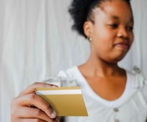 หุ้นมีศักยภาพในการเติบโตในระยะยาวและรายได้จากเงินปันผลโดยการลงทุนในบริษัทที่สร้างมูลค่าในระยะยาว แต่ก็มีความเสี่ยงอย่างมากเนื่องมาจากความผันผวนของตลาด วัฏจักรเศรษฐกิจ และเหตุการณ์เฉพาะของบริษัท ดังนั้นสิ่งสำคัญคือการลงทุนด้วยกลยุทธ์ที่ชัดเจน การกระจายความเสี่ยงที่เหมาะสม และด้วยเงินทุนที่ไม่กระทบต่อเสถียรภาพทางการเงินของคุณเท่านั้น