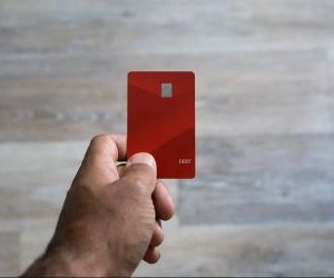 ตลาดฟอเร็กซ์ให้โอกาสในการทำกำไรจากความผันผวนของสกุลเงินทั่วโลกในตลาดที่มีสภาพคล่องสูงซึ่งทำการซื้อขายตลอด 24 ชั่วโมง แต่ก็เป็นตลาดที่มีความเสี่ยงสูงเช่นกันเนื่องจากการใช้เลเวอเรจ ความผันผวนที่รุนแรง และผลกระทบจากข่าวเศรษฐกิจมหภาค สิ่งสำคัญคือการซื้อขายโดยใช้กลยุทธ์ที่ชัดเจน การจัดการความเสี่ยงที่เข้มงวด และด้วยเงินทุนที่คุณสามารถยอมรับการสูญเสียได้โดยไม่กระทบต่อเสถียรภาพทางการเงินของคุณ