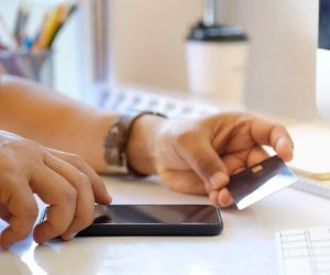 ตลาดฟอเร็กซ์ให้โอกาสในการทำกำไรจากความผันผวนของสกุลเงินทั่วโลกในตลาดที่มีสภาพคล่องสูงซึ่งทำการซื้อขายตลอด 24 ชั่วโมง แต่ก็เป็นตลาดที่มีความเสี่ยงสูงเช่นกันเนื่องจากการใช้เลเวอเรจ ความผันผวนที่รุนแรง และผลกระทบจากข่าวเศรษฐกิจมหภาค สิ่งสำคัญคือการซื้อขายโดยใช้กลยุทธ์ที่ชัดเจน การจัดการความเสี่ยงที่เข้มงวด และด้วยเงินทุนที่คุณสามารถยอมรับการสูญเสียได้โดยไม่กระทบต่อเสถียรภาพทางการเงินของคุณ