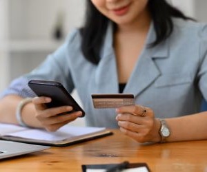 ตลาดฟอเร็กซ์ให้โอกาสในการทำกำไรจากความผันผวนของสกุลเงินทั่วโลกในตลาดที่มีสภาพคล่องสูงซึ่งทำการซื้อขายตลอด 24 ชั่วโมง แต่ก็เป็นตลาดที่มีความเสี่ยงสูงเช่นกันเนื่องจากการใช้เลเวอเรจ ความผันผวนที่รุนแรง และผลกระทบจากข่าวเศรษฐกิจมหภาค สิ่งสำคัญคือการซื้อขายโดยใช้กลยุทธ์ที่ชัดเจน การจัดการความเสี่ยงที่เข้มงวด และด้วยเงินทุนที่คุณสามารถยอมรับการสูญเสียได้โดยไม่กระทบต่อเสถียรภาพทางการเงินของคุณ