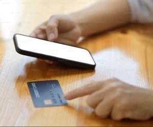 ตลาดฟอเร็กซ์ให้โอกาสในการทำกำไรจากความผันผวนของสกุลเงินทั่วโลกในตลาดที่มีสภาพคล่องสูงซึ่งทำการซื้อขายตลอด 24 ชั่วโมง แต่ก็เป็นตลาดที่มีความเสี่ยงสูงเช่นกันเนื่องจากการใช้เลเวอเรจ ความผันผวนที่รุนแรง และผลกระทบจากข่าวเศรษฐกิจมหภาค สิ่งสำคัญคือการซื้อขายโดยใช้กลยุทธ์ที่ชัดเจน การจัดการความเสี่ยงที่เข้มงวด และด้วยเงินทุนที่คุณสามารถยอมรับการสูญเสียได้โดยไม่กระทบต่อเสถียรภาพทางการเงินของคุณ