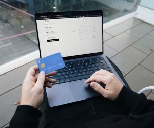 ตลาดฟอเร็กซ์ให้โอกาสในการทำกำไรจากความผันผวนของสกุลเงินทั่วโลกในตลาดที่มีสภาพคล่องสูงซึ่งทำการซื้อขายตลอด 24 ชั่วโมง แต่ก็เป็นตลาดที่มีความเสี่ยงสูงเช่นกันเนื่องจากการใช้เลเวอเรจ ความผันผวนที่รุนแรง และผลกระทบจากข่าวเศรษฐกิจมหภาค สิ่งสำคัญคือการซื้อขายโดยใช้กลยุทธ์ที่ชัดเจน การจัดการความเสี่ยงที่เข้มงวด และด้วยเงินทุนที่คุณสามารถยอมรับการสูญเสียได้โดยไม่กระทบต่อเสถียรภาพทางการเงินของคุณ