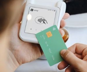 ตลาดฟอเร็กซ์ให้โอกาสในการทำกำไรจากความผันผวนของสกุลเงินทั่วโลกในตลาดที่มีสภาพคล่องสูงซึ่งทำการซื้อขายตลอด 24 ชั่วโมง แต่ก็เป็นตลาดที่มีความเสี่ยงสูงเช่นกันเนื่องจากการใช้เลเวอเรจ ความผันผวนที่รุนแรง และผลกระทบจากข่าวเศรษฐกิจมหภาค สิ่งสำคัญคือการซื้อขายโดยใช้กลยุทธ์ที่ชัดเจน การจัดการความเสี่ยงที่เข้มงวด และด้วยเงินทุนที่คุณสามารถยอมรับการสูญเสียได้โดยไม่กระทบต่อเสถียรภาพทางการเงินของคุณ