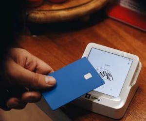 ตลาดฟอเร็กซ์ให้โอกาสในการทำกำไรจากความผันผวนของสกุลเงินทั่วโลกในตลาดที่มีสภาพคล่องสูงซึ่งทำการซื้อขายตลอด 24 ชั่วโมง แต่ก็เป็นตลาดที่มีความเสี่ยงสูงเช่นกันเนื่องจากการใช้เลเวอเรจ ความผันผวนที่รุนแรง และผลกระทบจากข่าวเศรษฐกิจมหภาค สิ่งสำคัญคือการซื้อขายโดยใช้กลยุทธ์ที่ชัดเจน การจัดการความเสี่ยงที่เข้มงวด และด้วยเงินทุนที่คุณสามารถยอมรับการสูญเสียได้โดยไม่กระทบต่อเสถียรภาพทางการเงินของคุณ