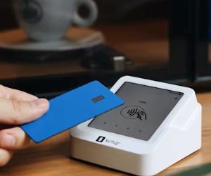 สินค้าโภคภัณฑ์ เช่น ทองคำ น้ำมัน ผลิตภัณฑ์ทางการเกษตร และโลหะอุตสาหกรรม เปิดโอกาสให้กระจายพอร์ตการลงทุนและป้องกันความเสี่ยงจากภาวะเงินเฟ้อ แต่ก็ถือเป็นสินทรัพย์ที่มีความเสี่ยงสูงเช่นกัน เนื่องจากความผันผวนของราคา ความตึงเครียดทางภูมิรัฐศาสตร์ และภาวะช็อกจากอุปสงค์และอุปทาน สิ่งสำคัญคือการลงทุนด้วยกลยุทธ์ที่ชัดเจน ความเข้าใจในปัจจัยขับเคลื่อนตลาด และลงทุนด้วยเงินทุนที่ไม่กระทบต่อเสถียรภาพทางการเงินของคุณเท่านั้น