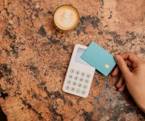 คริปโทเคอร์เรนซีมอบผลตอบแทนสูงและมีอิสรภาพทางการเงินที่มากขึ้นผ่านการกระจายอำนาจในตลาดที่เปิดตลอด 24 ชั่วโมงทุกวัน อย่างไรก็ตาม คริปโทเคอร์เรนซีถือเป็นสินทรัพย์ที่มีความเสี่ยงสูงเนื่องจากความผันผวนอย่างรุนแรงและการขาดกฎระเบียบ ความเสี่ยงหลักๆ ได้แก่ การขาดทุนอย่างรวดเร็วและความล้มเหลวด้านความปลอดภัยทางไซเบอร์ กุญแจสู่ความสำเร็จคือการลงทุนด้วยกลยุทธ์ที่ชัดเจนและเงินทุนที่ไม่กระทบต่อความมั่นคงทางการเงินของคุณ