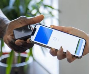 คริปโทเคอร์เรนซีมอบผลตอบแทนสูงและมีอิสรภาพทางการเงินที่มากขึ้นผ่านการกระจายอำนาจในตลาดที่เปิดตลอด 24 ชั่วโมงทุกวัน อย่างไรก็ตาม คริปโทเคอร์เรนซีถือเป็นสินทรัพย์ที่มีความเสี่ยงสูงเนื่องจากความผันผวนอย่างรุนแรงและการขาดกฎระเบียบ ความเสี่ยงหลักๆ ได้แก่ การขาดทุนอย่างรวดเร็วและความล้มเหลวด้านความปลอดภัยทางไซเบอร์ กุญแจสู่ความสำเร็จคือการลงทุนด้วยกลยุทธ์ที่ชัดเจนและเงินทุนที่ไม่กระทบต่อความมั่นคงทางการเงินของคุณ