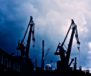 น้ำมันสามารถช่วยกระจายความเสี่ยงของพอร์ตและป้องกันเงินเฟ้อบางส่วนได้ แต่ก็เป็นสินทรัพย์ที่มีความผันผวนสูงและอ่อนไหวต่อปัจจัยภูมิรัฐศาสตร์และอุปสงค์อุปทาน